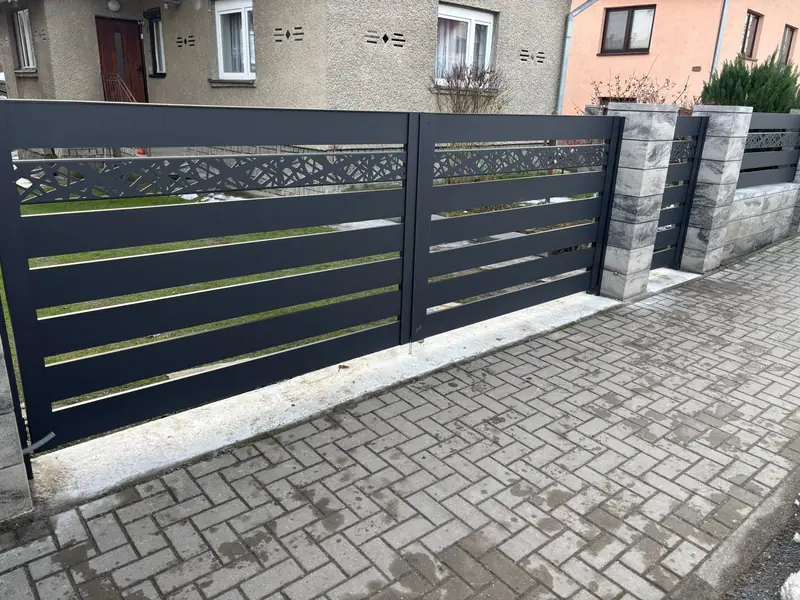 Hliníková brána v antracite s pásom DECOR medzi murovanými stĺpikmi