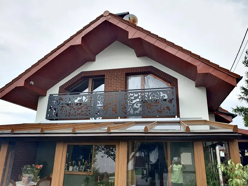 Hliníkové zábradlie na balkón s vypaľovaným vzorom DECOR na rodinnom dome